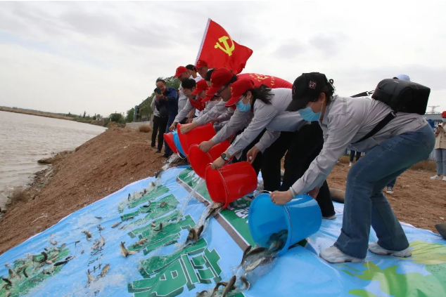 “水務(wù)藍(lán)”守護(hù)“生態(tài)綠”丨50萬魚苗放流金沙灣